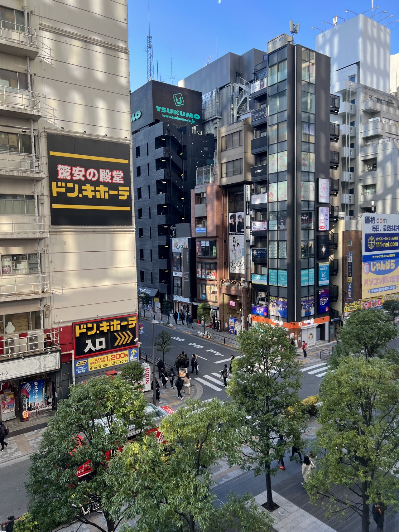 みのや菓子工房から秋葉原電気街を見る